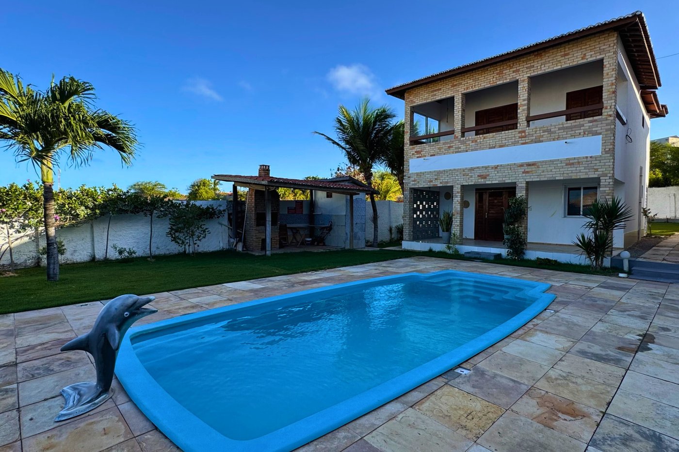 Piscina e jardim da Casa Maré